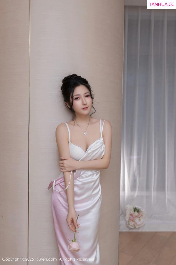 鱼子酱fish  [XiuRen]高清写真图 2025.02.19 No.9907 鱼子酱Fish 丝袜美腿第25张图片